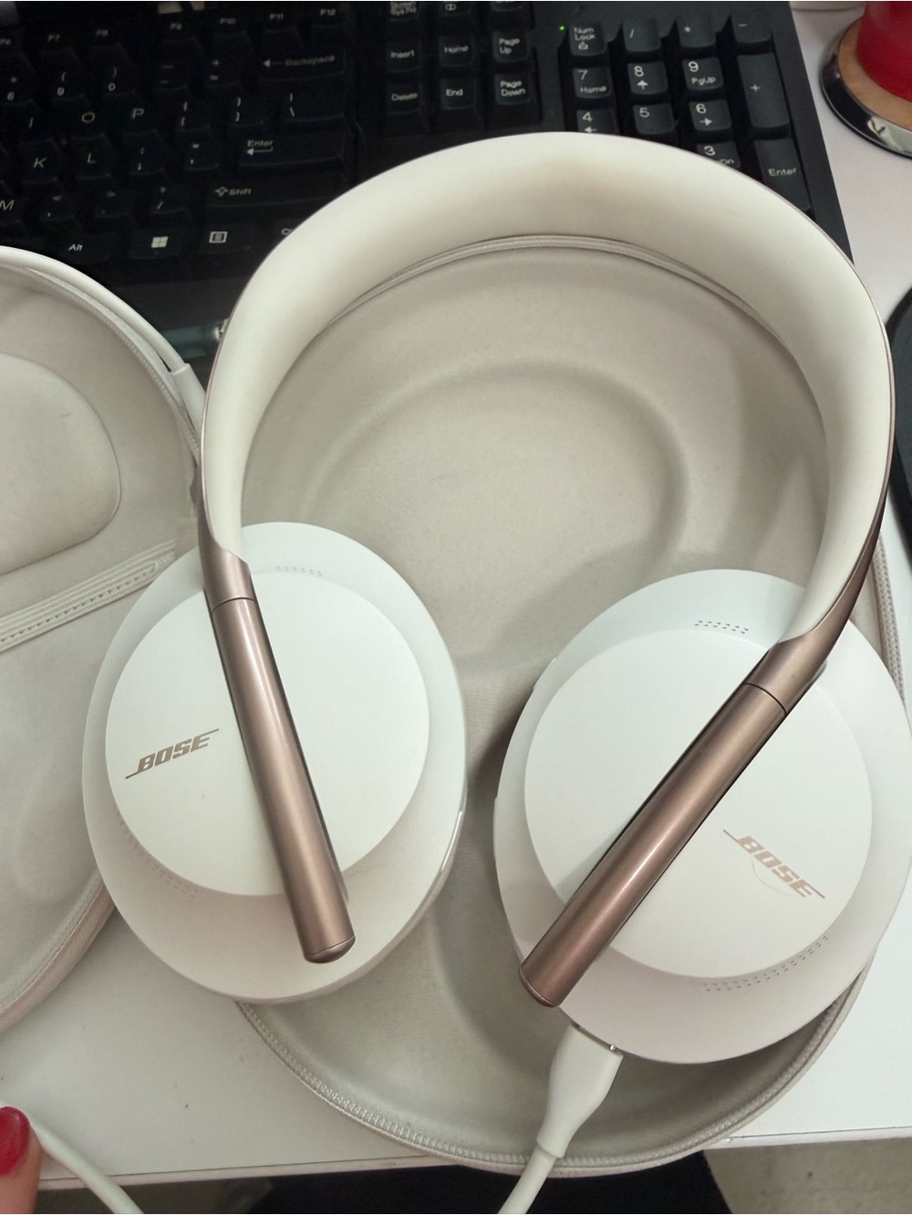 Bose quiet White Headphones with Rose Gold Accents EUC case does not match